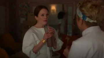 Top en lin mélangé Proenza Schouler porté par Michaela Kell (Julianne Moore) comme on le voit dans Sirènes (S01E05)