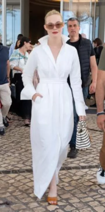 Mini-sac Prada Jardinière en toile de coton rayée porté par Elle Fanning à l’Hôtel Martinez le 24 mai 2025