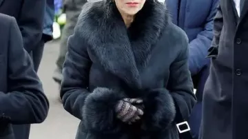 MobLand Maeve Harrigan Manteau en fausse fourrure noir porté par Maeve Harrigan (Helen Mirren) dans MobLand (S01)