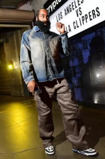 Chemise Louis Vuitton en jean bleu délavé portée par James Harden sur le compte Instagram @nba