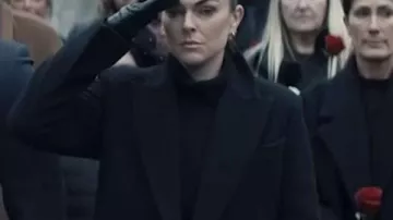 Reacher Karla Dixon Manteau noir porté par Karla Dixon (Serinda Swan) dans Reacher (S02)