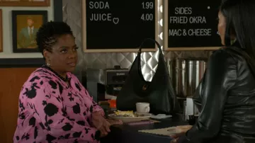 INC International Concepts Blouse à surplis floral portée par Mona Wilson (Karan Kendrick) comme on le voit dans Beyond the Gates (S01E58)