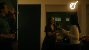 Dôen Graciela Robe midi à manches courtes avec bordure en dentelle portée par Ramona Sanchez (Kate del Castillo) comme on le voit dans La femme de ménage (S04E06)