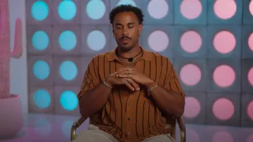 Camisa de punto texturizado H&M Regular Fit en rayas marrones/blancas usada por Travis Arenas como se ve en Sneaky Links: Dating After Dark (T01E10)