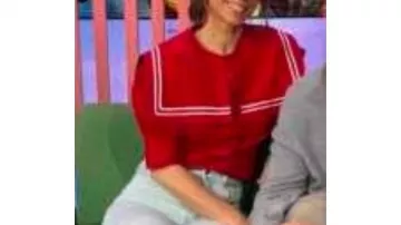 Chemise rouge à col marin portée par (Alex Jones) dans The One Show (S15)