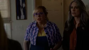 Mini vestido de mezclilla de Staud Wells usado por Penélope García (Kirsten Vangsness) como se ve en Mentes criminales (T18E03)