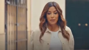 Veste en faux daim Zara portée par Eva Longoria dans Eva Longoria : À la recherche de l'Espagne (S01E02)