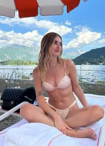Top de bikini push-up con relleno progresivo de satén brillante Calzedonia en blanco marfil satinado usado por Chiara Ferragni en su Instagram el 25 de mayo de 2025