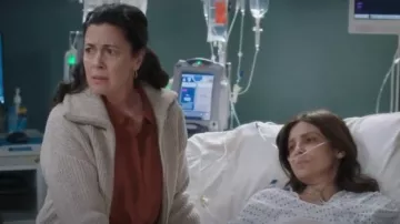 Chemise décontractée en georgette de soie Theory portée par Jacqueline Mazarella comme on le voit dans Grey’s Anatomy (S21E18)