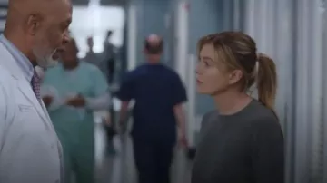 Le pull en cachemire Row Jayad porté par Meredith Grey (Ellen Pompeo) comme on le voit dans Grey’s Anatomy (S21E18)