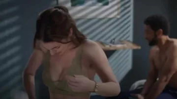 Aerie Eyelash Lace Plunge Bralette portée par Jules Millin (Adelaide Kane) comme on le voit dans Grey’s Anatomy (S21E18)
