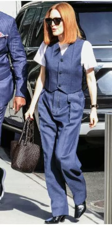 Bottega Veneta Tosca Bag worn by Julianne Moore at Live with Kelly and Mark on May 27, 2025