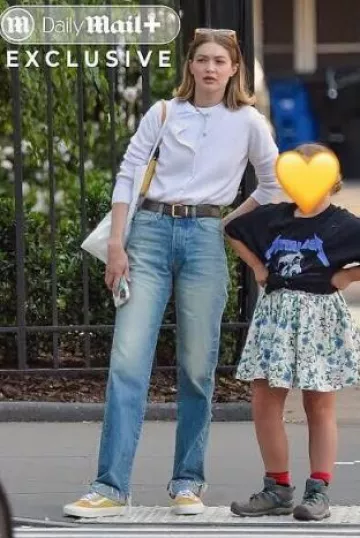 Baskets Vans Old Skool portées par Jelena Noura « Gigi » Hadid à New York le 27 mai 2025