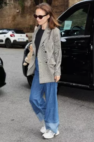 Dior Diorsignature B7I Black Butterfly Sunglasses worn by Natalie Portman in Rome on May 27, 2025