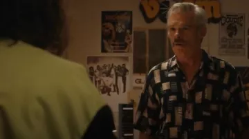 Chemise à col boutonné Pierre Cardin portée par Dick Dunphy (Richard Clarkin) comme on le voit dans Son of a Critch (S04E08)