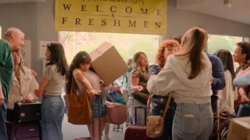 Free People Corduroy Soft Tote usado por Carmen (Wally Baram) como se ve en Overcompensating (S01E01)