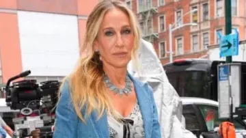 And Just Like That S03 Sarah Jessica Parker Denim Blazer of Carrie Bradshaw (Sarah Jessica Parker) in And Just Like That… (S03E01)