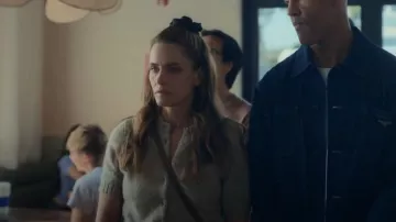 Cardigan en cachemire mélangé Khaite Nora porté par Mel (Amanda Peet) comme on le voit dans Your Friends & Neighbors (S01E08)