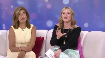 Vestido con detalle texturizado Whistles Deana usado por Hoda Kotb como se ve en Today with Jenna & Friends el 28 de mayo de 2025