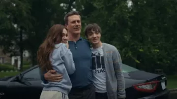 Cárdigan Anthony Thomas Melillo Mezcla de Alpaca usado por Hunter Cooper (Donovan Colan) como se ve en Tus Amigos y Vecinos (S01E09)