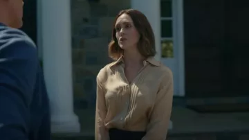 Camisa de seda con panel plisado de Tom Ford usada por Ali Cooper (Lena Hall) como se ve en Your Friends & Neighbors (T01E09)