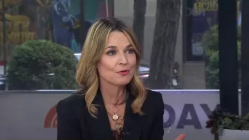 Camisole en soie à bordure en dentelle Anine Bing Monroe portée par Savannah Guthrie comme on le voit dans Today le 28 mai 2025