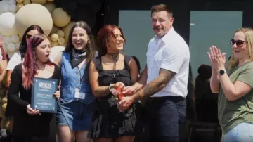 Free People Escalonado Y Verdadero Mameluco usado por Chelsea Houska como se ve en Down Home Fab (S03E01)