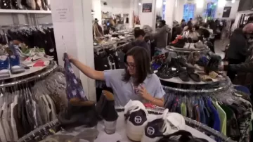 Blusa de manga corta con textura Whistles, usada por Savannah Guthrie, como se vio en Today el 29 de mayo de 2025.