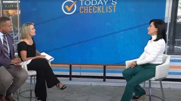 Pull à col montant à empiècements Club Monaco porté par Vicky Nguyen comme on le voit dans Today le 30 mai 20