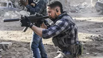 Tiled shirt de dans (S04E08) Ray Perry (Neil Brown Jr.) SEAL Team