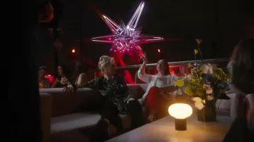 Johanna Ortiz Paisley Jungle Tunique Longue Manche Velours Robe Midi portée par Deborah Vance (Jean Smart) comme on le voit dans Hacks (S04E10)