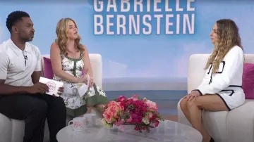 Cinq a Sept Auden Tweed Contrast Trim Shorts usados por Gabrielle Bernstein como se ve en Today with Jenna & Friends el 30 de mayo de 2025