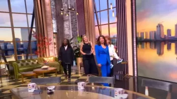 Alice + Olivia Deanna Pantalones bootcut de tiro alto usados por Ana Navarro como se ve en The View el 29 de mayo de 2025