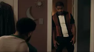 Polo de punto de rayas azul marino vertical Ben Sherman usado por Darnell (Rolando Boyce) como se ve en The Chi (S06E09)
