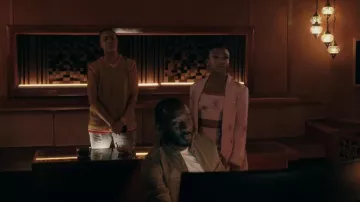 Cinq à Sept Nikki Heatset Brodé Spaghetti Strap Crop Top porté par Jemma St. John (Judae’a Brown) comme on le voit dans The Chi (S06E09)