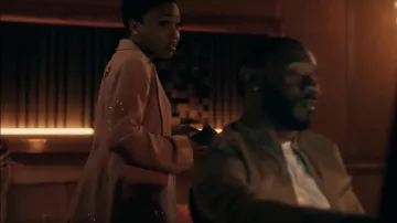 Cinq à Sept Cheyenne Heatset Sparkler Embroidered Blazer usado por Jemma St. John (Judae'a Brown) como se ve en The Chi (S06E09)