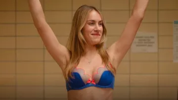 Agent Provocateur Lorna Plunge Soutien-gorge à armatures en bleu fluo rose porté par Emily (Nell Verlaque) comme on le voit dans Surcompensation (S01E04)