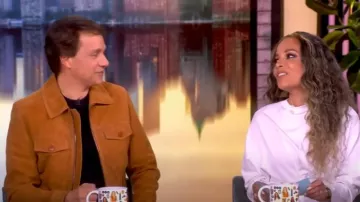 Blouson de camionneur en daim Bugatchi porté par Ralph Macchio tel que vu dans The View le 2 juin 2025