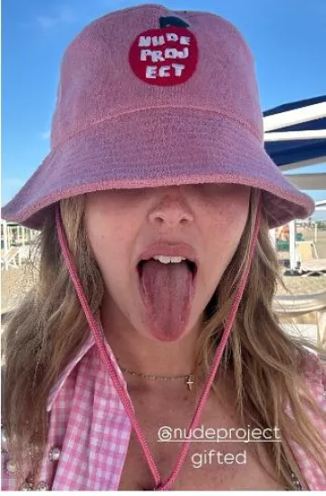 Pendentif Croix Chiara Ferragni porté par Chiara Ferragni sur son post Instagram Story le 31 mai 2025