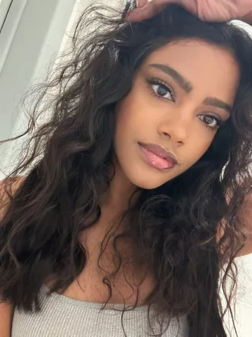 Model Selfie Gisou Lip Oil (Letitia Fontana) in letitiafontana