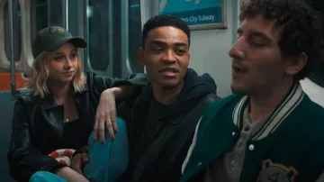 Casquette de baseball New York Knicks verte New Era portée par Billie (Lucy Freyer) comme on le voit chez les adultes (S01E01)