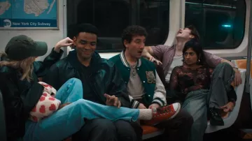 Top de manga larga de malla floral negra de Free People usado por Issa (Amita Rao) como se ve en Adultos (S01E01)