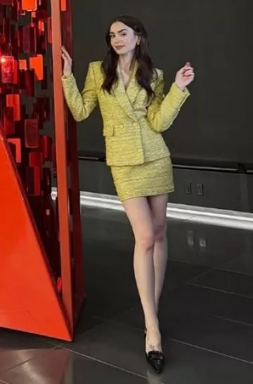 Veste en tweed Alessandra Rich Lurex portée par Lily Collins sur Netflix Tudum : le post de l’événement en direct le 31 mai 2025