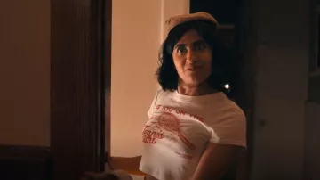 Camiseta H&M Cropepd usada por Issa como se ve usada por Issa (Amita Rao) como se ve en Adultos (S01E01)