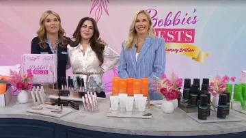 Blusa de encaje L'Agence Jenica en marfil usada por Bobbie Thomas como se ve en Today with Jenna & Friends el 2 de junio de 2025