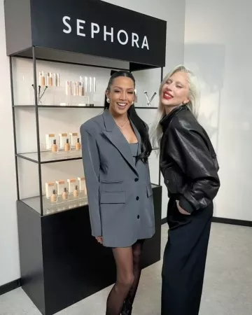 Cazadora bomber de cuero recortada Magda Butrym en negro usada por Lady Gaga en su Instagram el 1 de junio de 2025