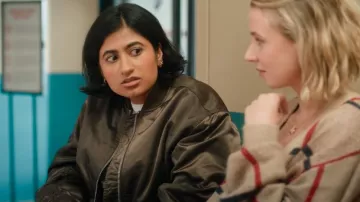 Blouson aviateur à manches froncées en satin vert Monki porté par Issa (Amita Rao) comme on le voit chez les adultes (S01E03)