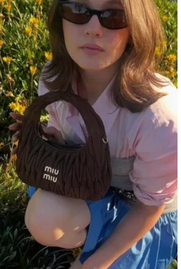 Mini sac Miu Miu Wander Matelasse porté par Cailee Spaeny sur son Instagram le 1er juin 2025