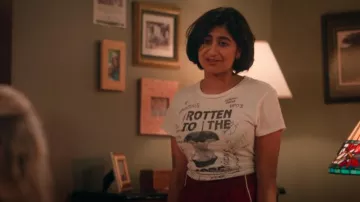 Mother Rotten To The Core Camiseta Gráfica Blanca usada por Issa (Amita Rao) como se ve en Adultos (S01E03)