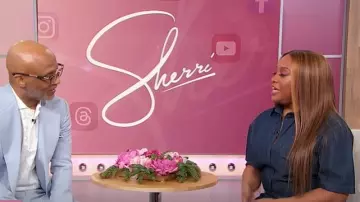 Combinaison en denim Rivet Utility Girlfriend portée par Sherri Shepherd comme on le voit à Sherri le 28 mai 2025